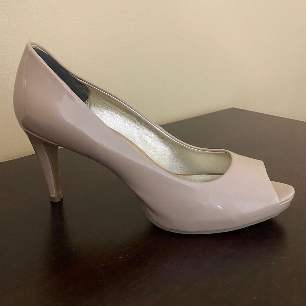 BANDOLINO Women's Rainaa Peep Toe Platform Stiletto Dress Pumps - Picture 2 of 7